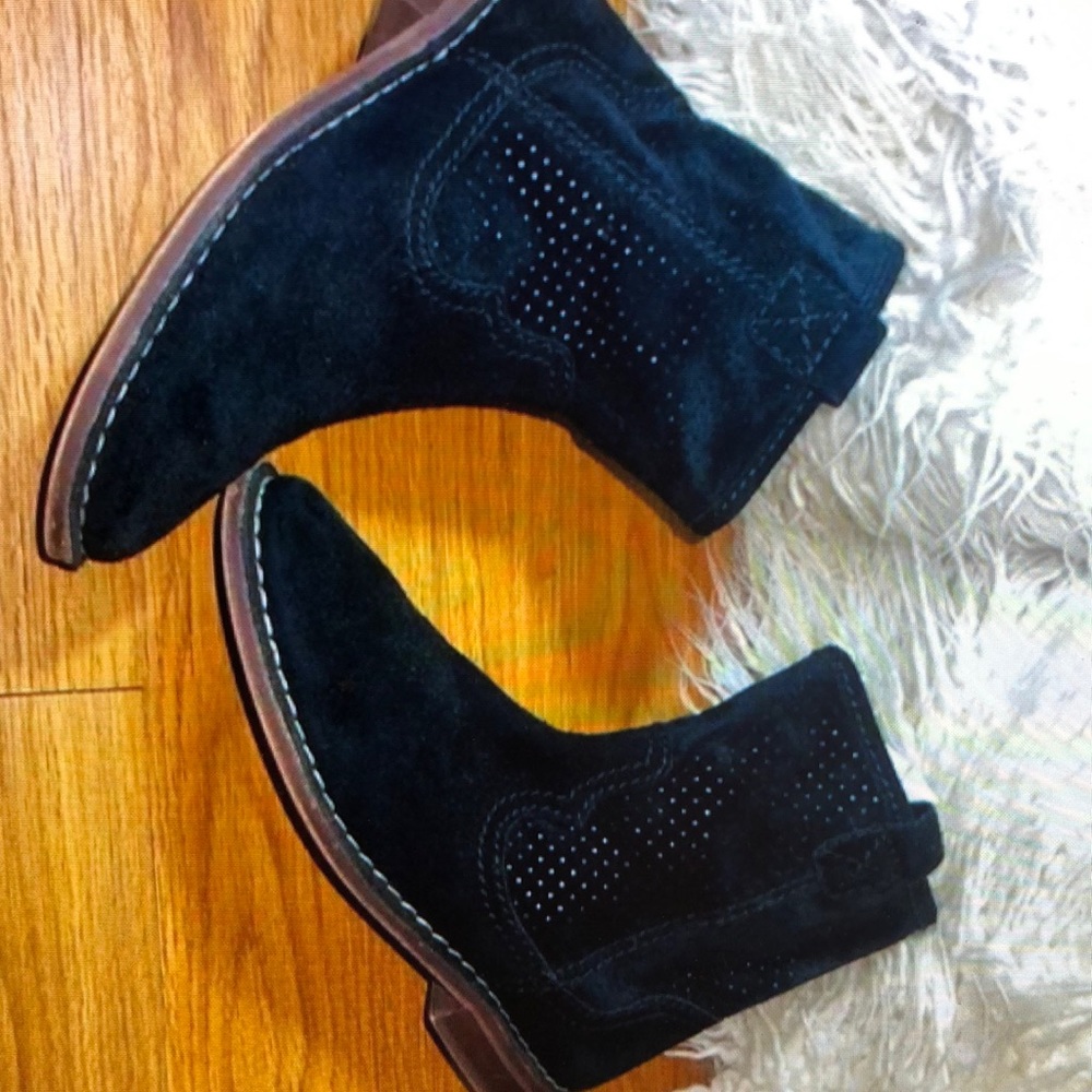 CLARKS women’s flat ankle boots